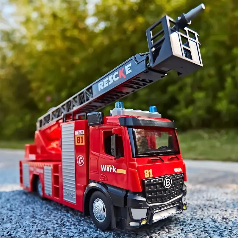 Caminhão de bombeiros fundido de metal, caminhão de bombeiros de brinquedo com pulverização de água com som e luz simulados, resgate retrátil