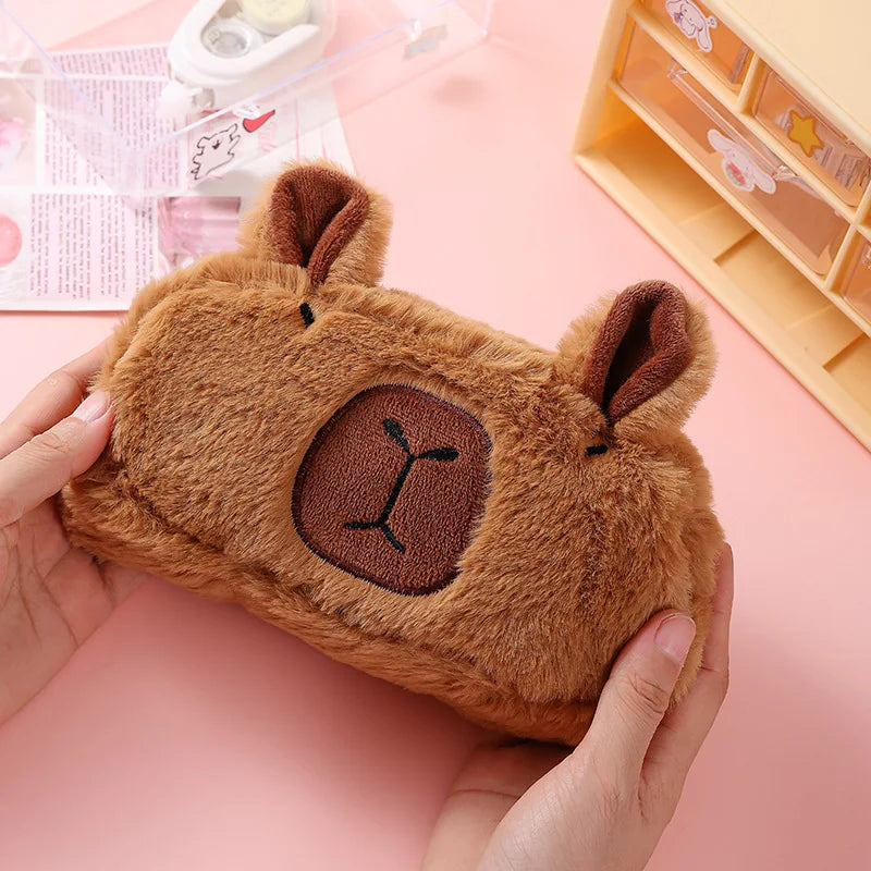 Estojo de Pelúcia em Formato de Capivara – Bolsa Kawaii Multifuncional com Grande Capacidade